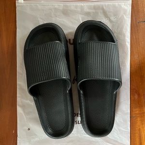 Mens Cloud Slides Black Size 9, brand new